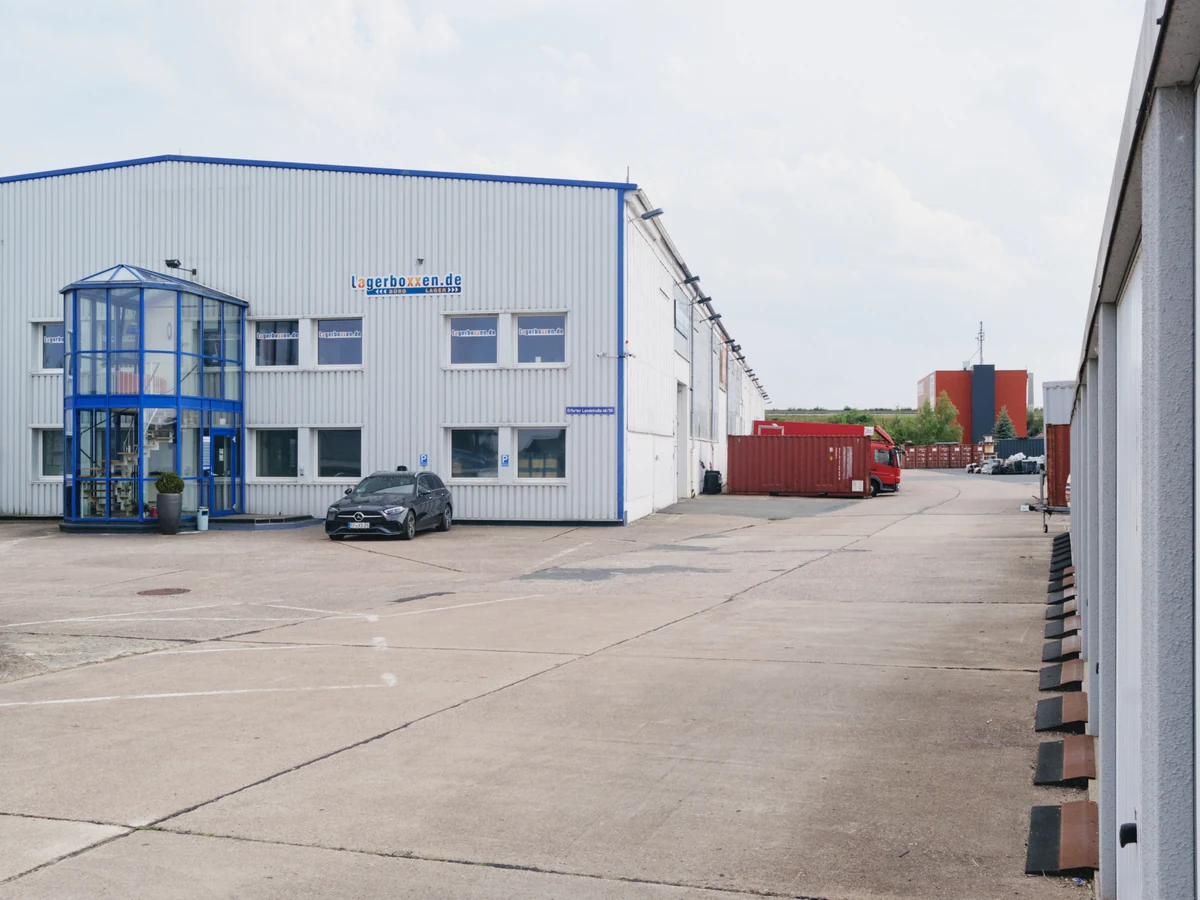 Blick über das Gelände in Stotternheim mit Verwaltungsgebäude und Containerreihe